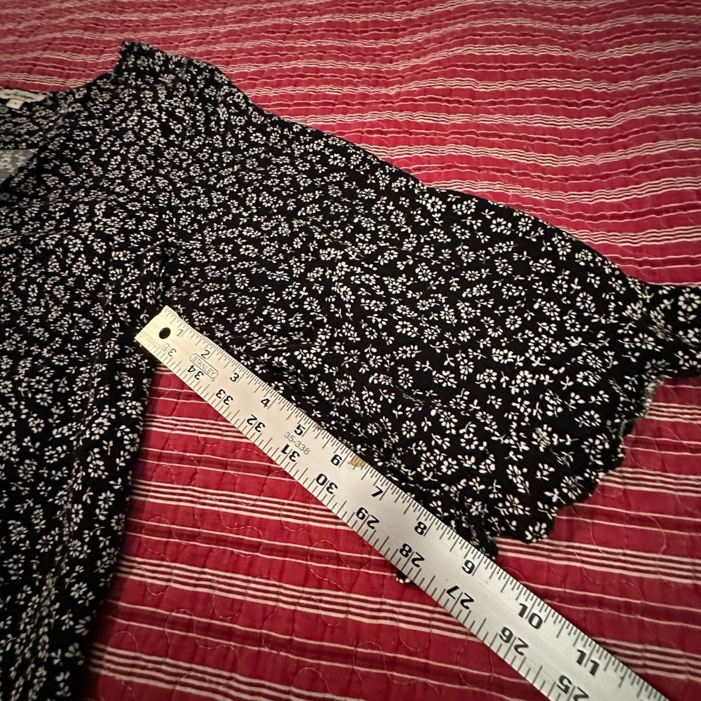 Elegant Black and White Floral Blouse - Picture 8 of 8